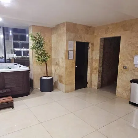 Azizi 3 Luxury - Pool & Apartamento Năvodari