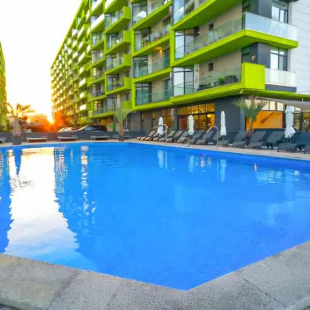 Azizi 3 Luxury - Pool & Apartment