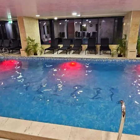 Azizi 3 Luxury - Pool & Apartment
